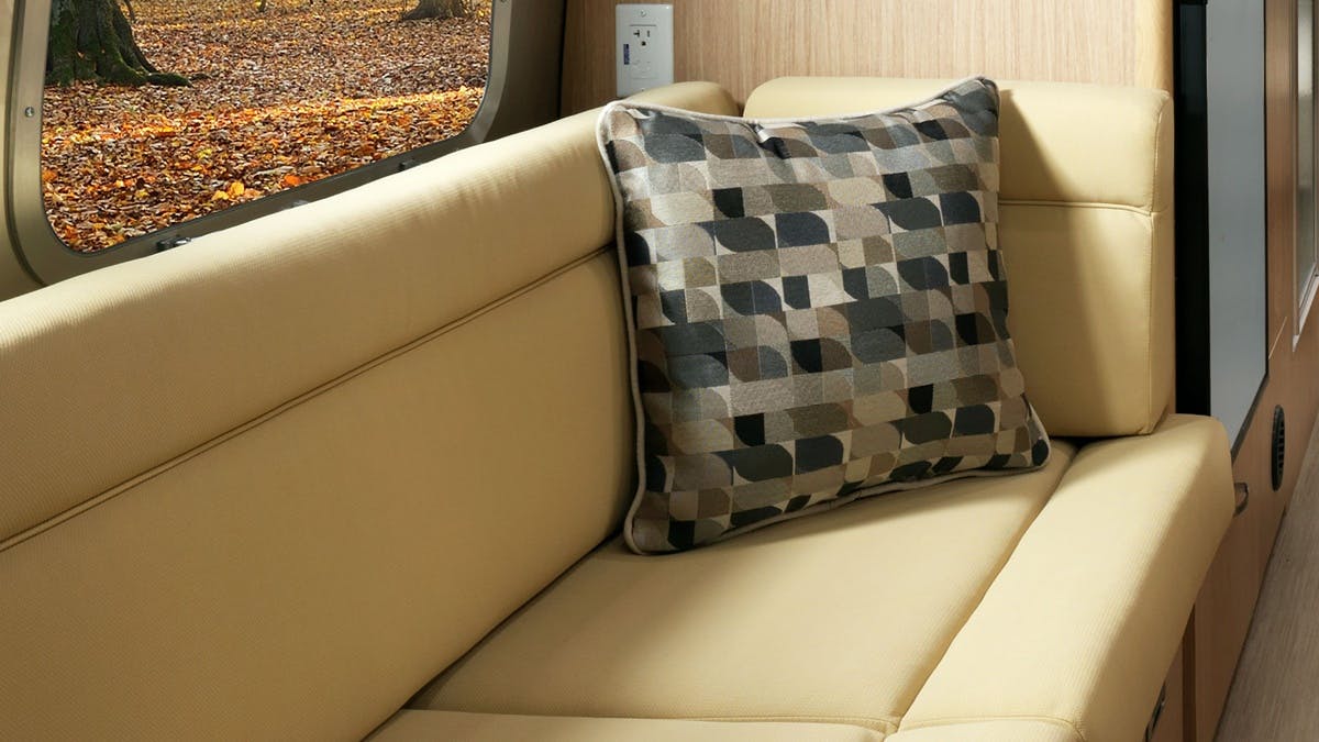FlyingCloud-Sub-Features-5050-2-Ultraleather